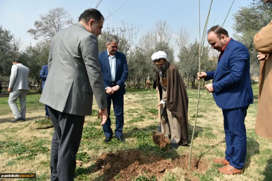 ‌به مناسبت هفته منابع طبیعی و سنت حسنه درختکاری با حضور رئیس دانشگاه ملی مهارت صورت گرفت:
آئین درختکاری و کاشت نهال در محوطه دانشکده دختران دکتر شریعتی تهران
 2