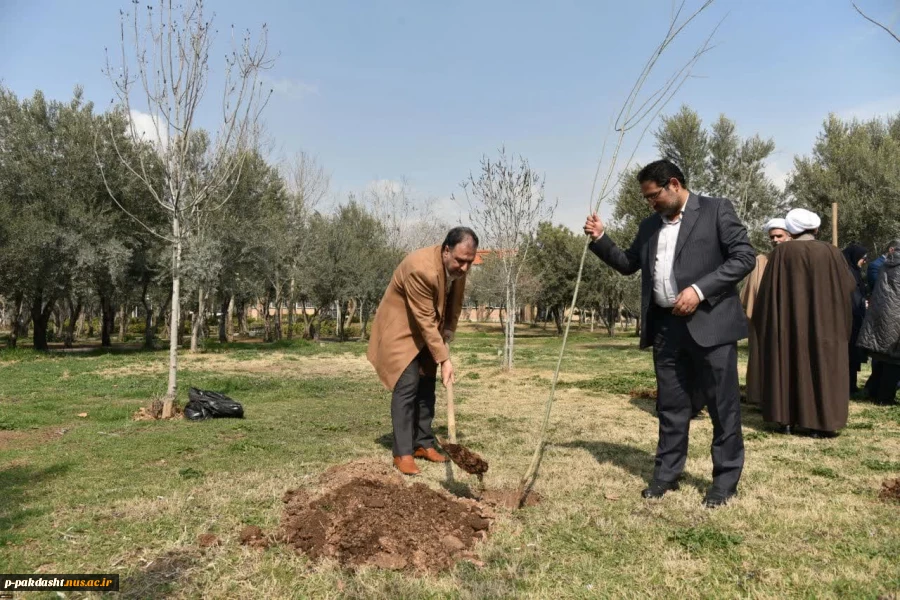 ‌به مناسبت هفته منابع طبیعی و سنت حسنه درختکاری با حضور رئیس دانشگاه ملی مهارت صورت گرفت:
آئین درختکاری و کاشت نهال در محوطه دانشکده دختران دکتر شریعتی تهران
 2