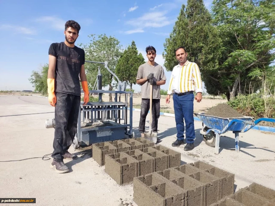 بازدید رئیس دانشکده ملی مهارت کشاورزی پاکدشت جناب آقای دکترخسروپورجوان ازکارگاه تولید بلوک سیمانی توسط دانشجویان 2