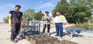 بازدید رئیس دانشکده ملی مهارت کشاورزی پاکدشت جناب آقای دکترخسروپورجوان ازکارگاه تولید بلوک سیمانی توسط دانشجویان 2