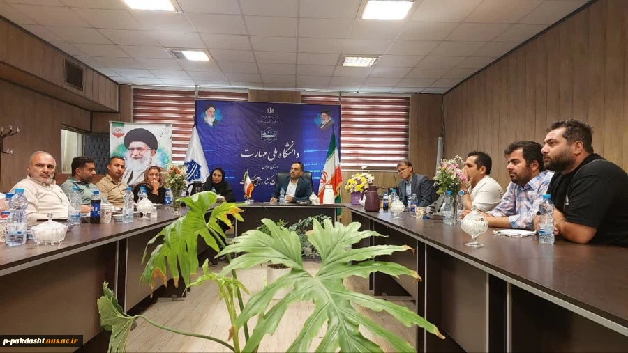 جلسه جناب آقای دکتر پورجوان ریاست دانشکده ملی مهارت کشاورزی پاکدشت با گلکاران شهرستان پاکدشت 2