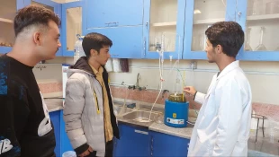 استخراج اسانس طبیعی رزماری توسط دانشجویان دانشکده ملی مهارت کشاورزی پاکدشت 5