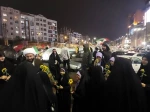 اهدای  ۵۰۰ شاخه گل آفتابگران  در بین حاضرین در تجمعات شبانه 2