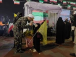 اهدای  ۵۰۰ شاخه گل آفتابگران  در بین حاضرین در تجمعات شبانه 5