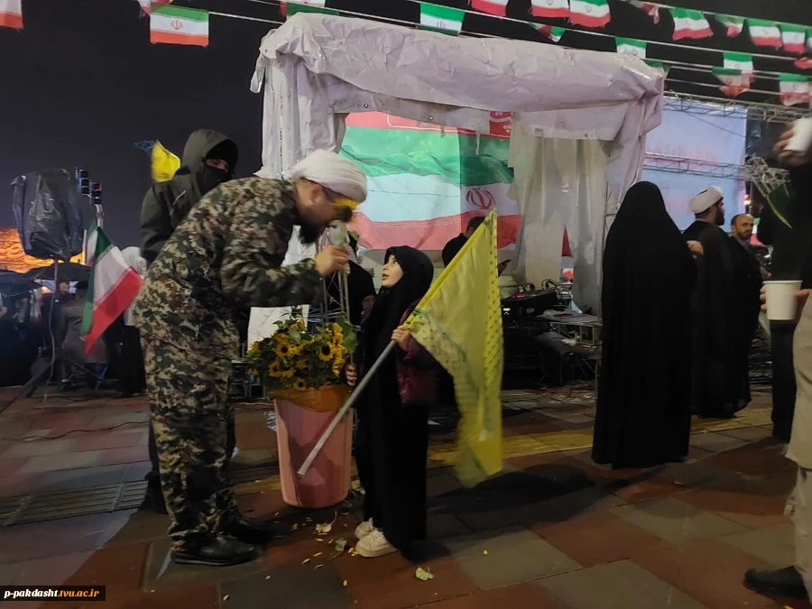 اهدای  ۵۰۰ شاخه گل آفتابگران  در بین حاضرین در تجمعات شبانه 5