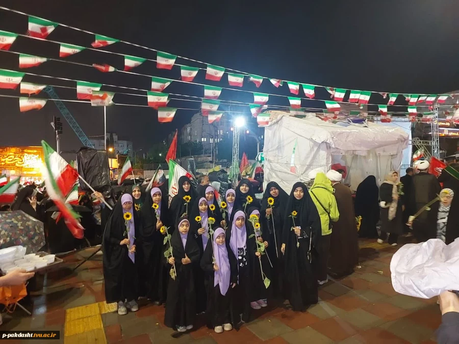 اهدای  ۵۰۰ شاخه گل آفتابگران  در بین حاضرین در تجمعات شبانه 6